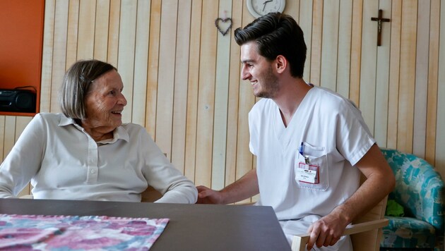Pfleger Alit Ismaili (im Bild mit Gertrude Jansen) hofft auf neue Kollegen (Bild: Tschepp Markus)