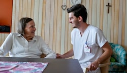 Pfleger Alit Ismaili (im Bild mit Gertrude Jansen) hofft auf neue Kollegen (Bild: Tschepp Markus)