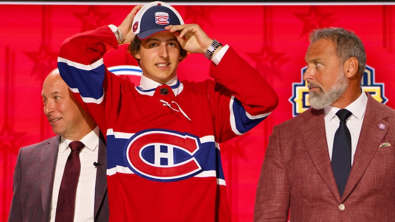 Reinbacher (center) was drafted by the Montreal Canadiens in 2023. (Bild: AFP/GETTY IMAGES/BRUCE BENNETT)