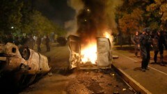 Im Pariser Vorort Nanterre brannten Autos. (Bild: Copyright 2023 The Associated Press. All rights reserved.)