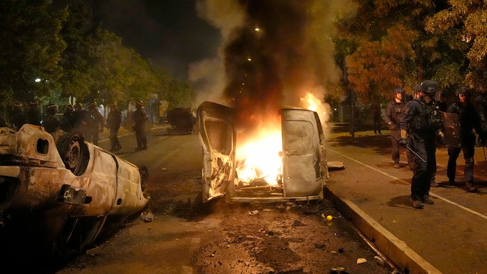 Im Pariser Vorort Nanterre brannten Autos.