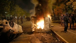 Im Pariser Vorort Nanterre brannten Autos. (Bild: Copyright 2023 The Associated Press. All rights reserved.)