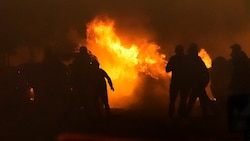 Vergangene Nacht musste ein Feuerwehrmann sein Leben lassen. Im Hintergrund: Paris im Ausnahmezustand. (Bild: ASSOCIATED PRESS)