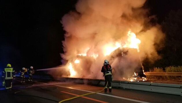 Als die Feuerwehr eintraf, stand der Lkw bereits in Vollbrand.