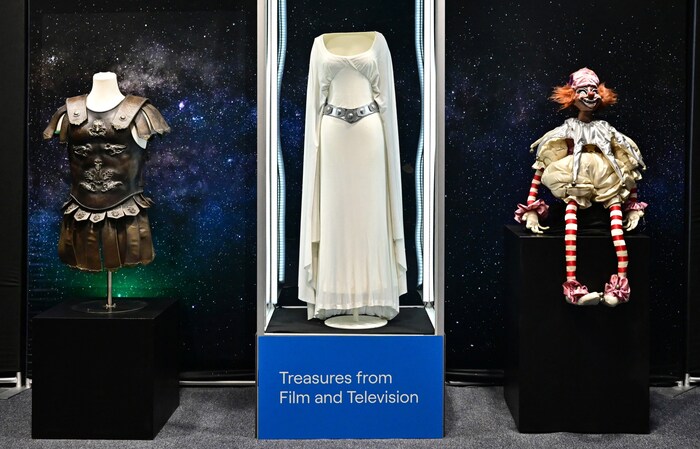 Hier ist das Kleid zwischen dem Kostüm von Russel Crowe in „Gladiator“ und der bösen Clown-Puppe von „Poltergeist“ zu sehen. 
