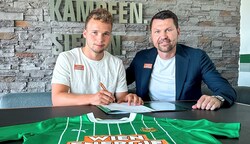 Matthias Seidl (li.) bei der Vertragsunterzeichnung mit Rapid-Sportchef Markus Katzer. (Bild: Rapid)