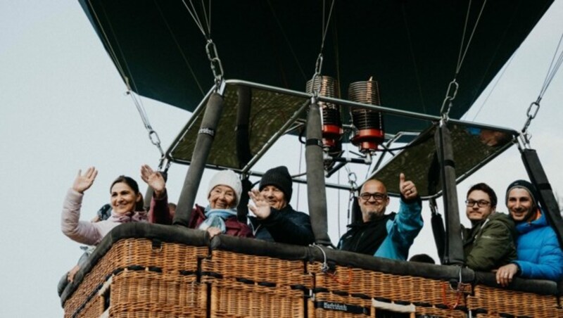 Das Team rund um den Ballonfahrer Andy Nairz, die Verantwortlichen vom SeneCura Sozialzentrum Annakirchl und Achensee Tourismus ermöglichten die Ballonfahrt und betreuten die beiden Senioren hoch über dem „Tiroler Meer“. (Bild: Achensee Tourismus/Tobias Margreiter)