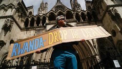 Ein Mann protestiert vor dem Berufungsgericht in London gegen den umstrittenen Abschiebungs-Deal. (Bild: APA/AFP/Niklas HALLE‘N)