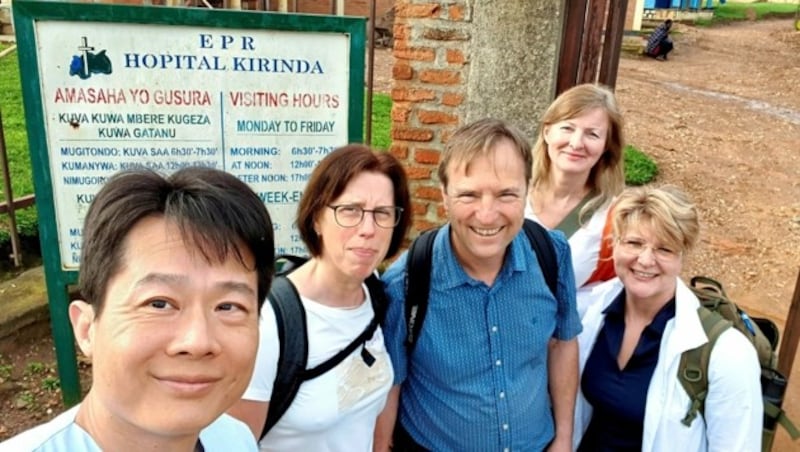 V. li.: Plastischer Chirurg Chieh-Han John Tzou, Angelika Möhrer (Anästhesie-Pflege), Joachim Gröschel (Anästhesist, Teamleader), Natalia Krzesniak (Ärztin für Plastische, Rekonstruktive Ästhetische Chirurgie und Allgemeinchirurgie), Anja Schäfer (Chirurgie-Pflege, OP-Schwester). (Bild: Dr. Tzou)