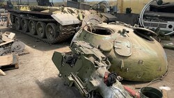 Werkstattshalle in der Ukraine: Hier wird aus erbeuteten russischen Kampffahrzeugen improvisiertes neues Kriegsgerät zusammengeschweißt. (Bild: twitter.com/padrevaletudo)