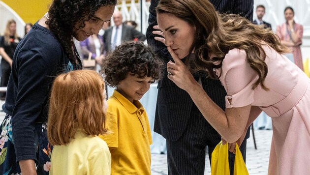 Pssst, nicht weitersagen! Prinzessin Kate war bei einem Termin am Mittwoch in Plauderlaune und vertraute den Kindern einige Geheimnisse an. (Bild: APA/AFP/POOL/Richard Pohle)