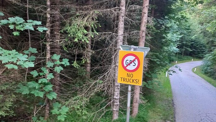 Dieses Schild hat der Lkw-Fahrer wohl übersehen.