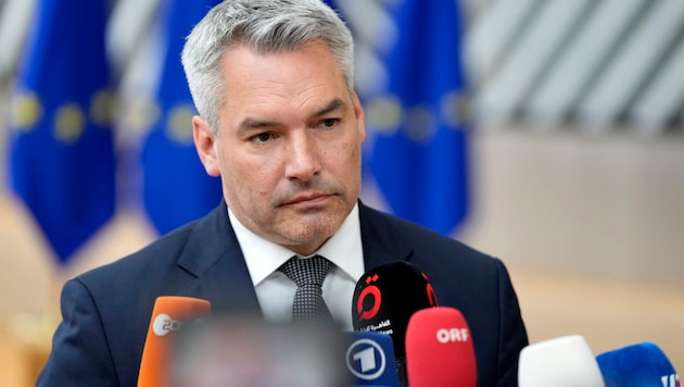 The People's Party under Karl Nehammer is currently not in line with its EU group, the EPP - fierce debates now await the delegates. (Bild: AP)