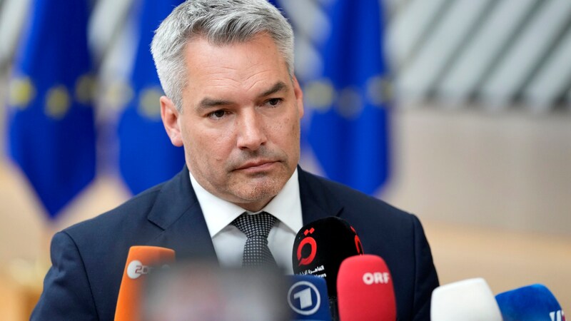 The People's Party under Karl Nehammer is currently not in line with its EU parliamentary group, the EPP - fierce debates now await the delegates. (Bild: AP)