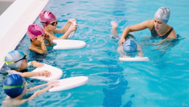 Ab etwa 4 Jahren sollten Kinder schwimmen lernen. (Bild: MICROGEN@GMAIL.COM)