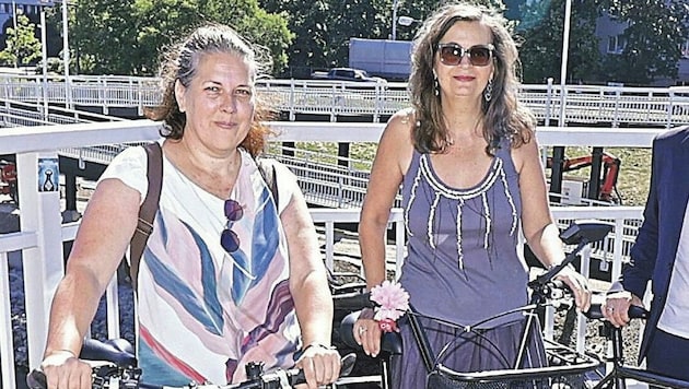 Verkehrsstadträtin Ulli Sima (rechts) mit Christine Dubravac-Widholm (links). Sie tritt nächste Woche die Nachfolge von Brigittenau-Bezirkschef Hannes Derfler an. (Bild: Reinhard HOLL)