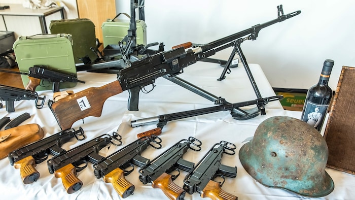 Neben Maschinengewehr und Stahlhelm wurde auch ein Wein mit einer Abbildung von Hitler ...
