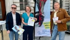 Wilhelm Maurer, Grünen-Parteisprecherin Christina Engel-Unterberger und Anton Leitzinger sammeln Unterschriften. (Bild: Grüne St. Pölten)