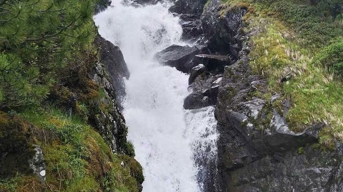 Der Wasserfall donnert direkt neben dem Steig ins Tal.