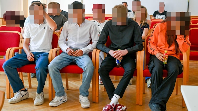 Die vier Angeklagten randalierten zu Halloween in Linz. (Bild: Dostal Harald, Krone KREATIV)