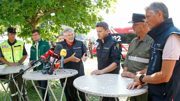 Fellner und Landeshauptmann Peter Kaiser beim Katastropheneinsatz. (Bild: GERD EGGENBERGER)