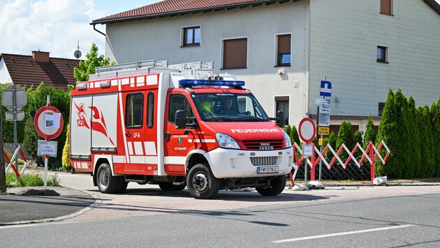 Nur Einsatzorganisation und Experten dürfen in die Siedlung (l.), die Bewohner können frühestens am Freitag zurück (o.). (Bild: Dostal Harald)