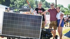 Manuel, Christoph und Anna-Lena mit ihrer PV-Anlage. (Bild: Wenzel Markus)