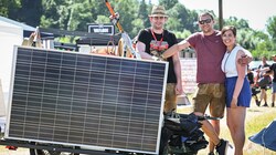 Manuel, Christoph und Anna-Lena mit ihrer PV-Anlage. (Bild: Wenzel Markus)