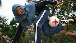 Fußball-Freestylerin Qhouirunnisa‘ Endang Wahyudi müsste in Frankreich bei Wettbewerben ihr Kopftuch wohl abnehmen … (Bild: AFP)