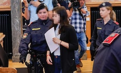 Die Mutter wurde von Justizwachebeamten in den Schwurgerichtssaal des Salzburger Landesgerichts ...