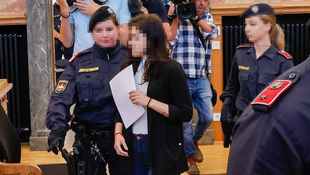 The 20-year-old mother in the jury courtroom of the Salzburg Provincial Court before the start of the criminal trial. (Bild: Tschepp Markus, Krone KREATIV)