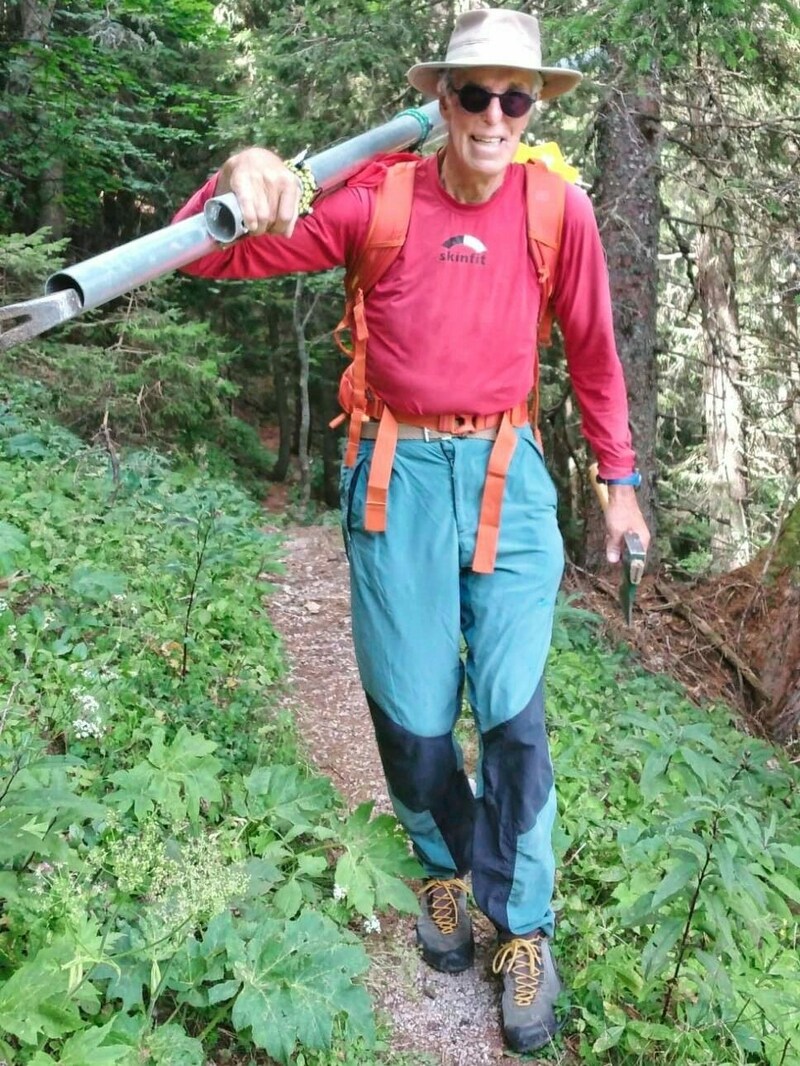 Werner ist oft in den Bergen unterwegs, um die Wege zu pflegen und notfalls zu sanieren. (Bild: zvg)