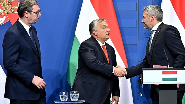 Diesmal wird Kanzler Nehammer Gastgeber sein. (Bild: APA/AFP/ATTILA KISBENEDEK)