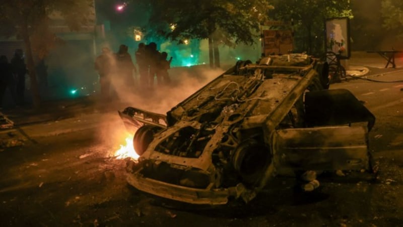 In der Pariser Vorstadt Nanterre wurden Autos angezündet. (Bild: ASSOCIATED PRESS)