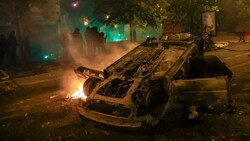 In der Pariser Vorstadt Nanterres wurden Autos angezündet. (Bild: ASSOCIATED PRESS)