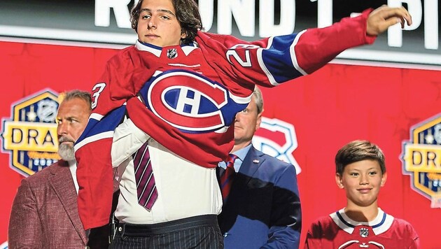 Reinbacher schlüpft in das Trikot der Montreal Canadiens (Bild: Copyright 2023 The Associated Press. All rights reserved)