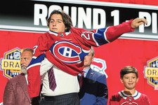 Reinbacher schlüpft in das Trikot der Montreal Canadiens (Bild: Copyright 2023 The Associated Press. All rights reserved)