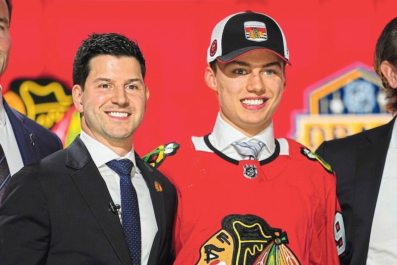 Der erst 17-Jährige Connor Bedard (re.) landete als Nr. 1 in Chicago. (Bild: Copyright 2023 The Associated Press. All rights reserved)