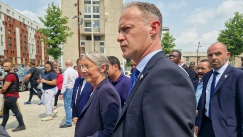 Frankreichs Premierministerin Elisabeth Borne traf vor dem verbrannten Rathaus von Garges-les-Gonesse zufällig auf die „Krone“. (Bild: Stefan Steinkogler)