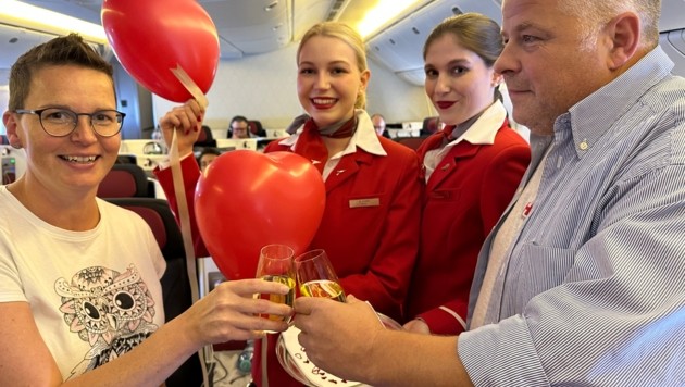 Die AUA-Crew und die Fluggäste gratulierten dem Paar. (Bild: Austrian Airlines )