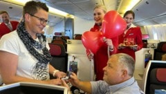 Hermann Rohrleitner macht seiner Lebensgefährtin Sonja Kiszner im Jet einen Antrag. (Bild: Austrian Airlines )