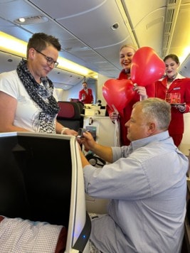 Auf den Knien machte Hermann Rohrleitner seiner Sonja einen Antrag. (Bild: Austrian Airlines)