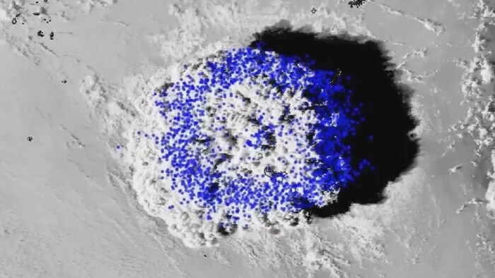 Die blauen Pünktchen im Bild markieren die Blitze in der Eruptionswolke des Vulkans.