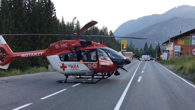 Auch der Notarzthubschrauber „RK2“ stand im Einsatz. (Bild: zoom.tirol)