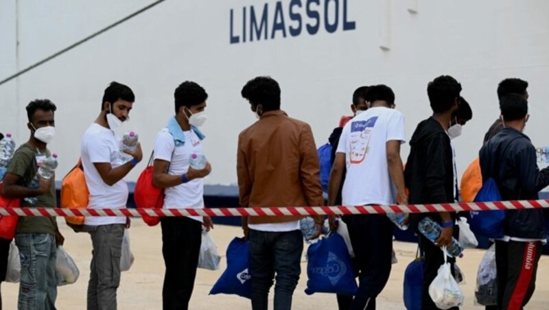 Immer mehr Migranten und Flüchtlinge aus Nordafrika erreichen die italienische Insel Lampedusa und stellen die Helfer im Erstaufnahmelager dort vor massive logistische Probleme. (Bild: AFP)