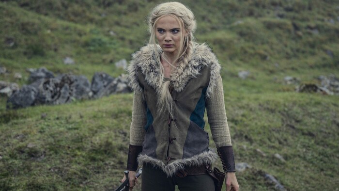 Freya Allan spielt die junge Prinzessin Ciri von Sintra, die lernen muss, ihre magischen Kräft ...