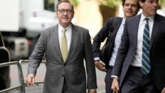Kevin Spacey auf dem Weg ins Londoner Gericht. (Bild: APA/AP Photo/Kin Cheung)