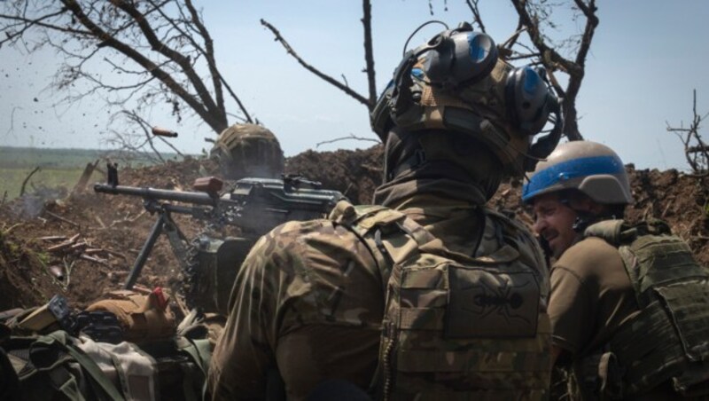 Am Donnerstagvormittag beschoss die ukrainische Armee außerdem eigenen Angaben zufolge die besetzte südukrainische Hafenstadt Berdjansk. (Bild: AP (Archivbild 2022))