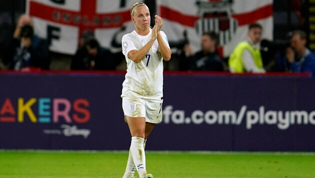 Den Frauen-Nationalteams werden bunte Kapitänsbinden gestattet. (Bild: AP Photo/Jon Super )