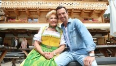 Entertainer Florian Silbereisen mit Kult-Wirtin Rosi Schipflinger auf ihrer Terrasse. (Bild: Birbaumer Christof)